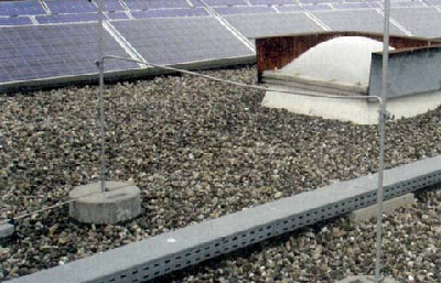 Fotowoltaika zabezpieczenia - Prawidłowe skrzyżowanie instalacji PV i odgromowej na dachu